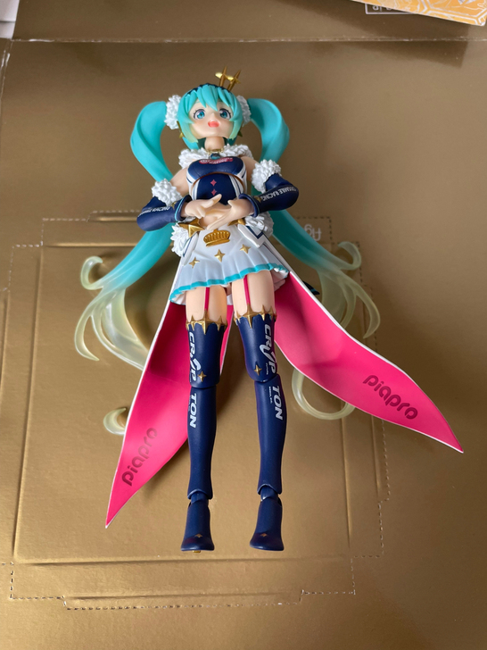出figma初音未来2.0和18赛车初音，...