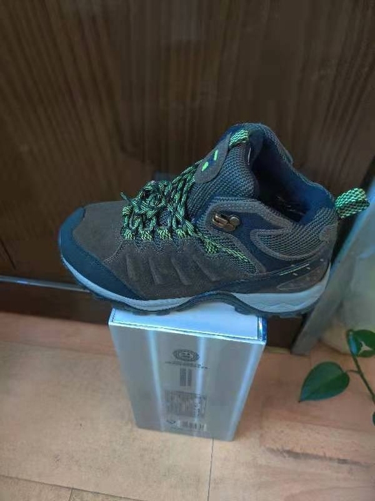 骆驼37码，穿了一次，90元包邮。