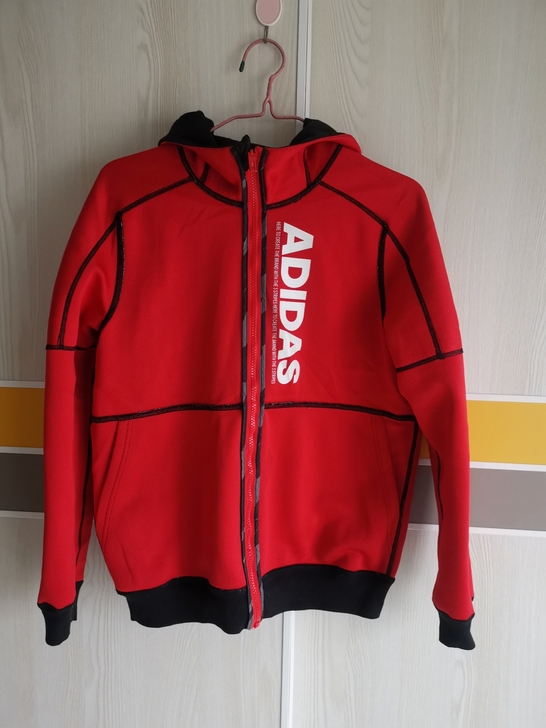 ADIDAS 双面外套，两面都可以穿的。