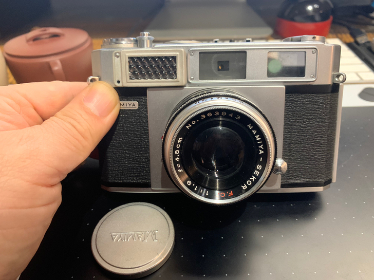 玛米亚135早期的金属旁轴相机，机顶有MA...