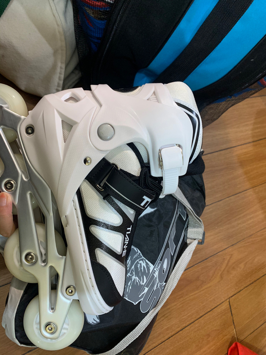 溜冰鞋，全新，配套齐全。买一送一。蓝色小孩...