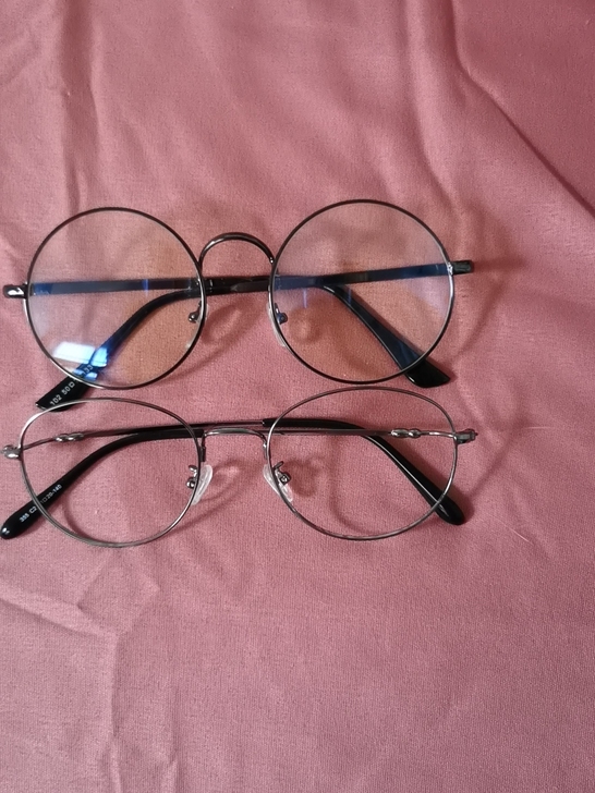 眼镜框,实体店三百多买的,一个镜片被我扣了...
