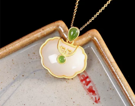 【原价很贵】天然白玉碧玉如意吊坠女吉祥如意...