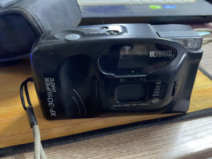 理光相机，胶卷相机，如图，成色不错，里面还...