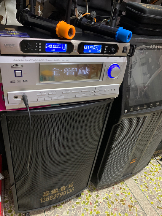 上面两只机器出售，包括话筒，不包括音箱！有...