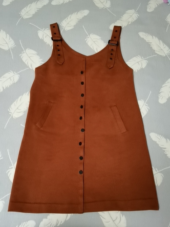 背带裙,肩带长短可调节,非修身