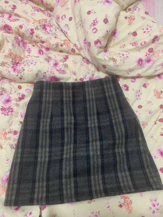 实体店购入，厚呢子短裙，很厚适合冬天。