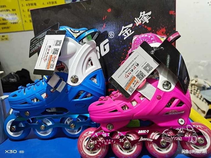 全新溜冰鞋，轮滑，旱冰鞋，朋友的店铺倒闭了...