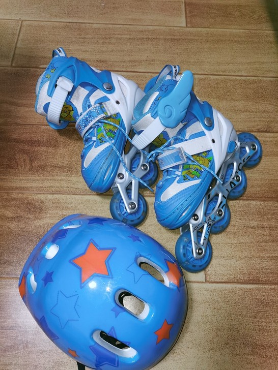 儿童轮滑鞋和护具，60元城关自提。鞋号中码...