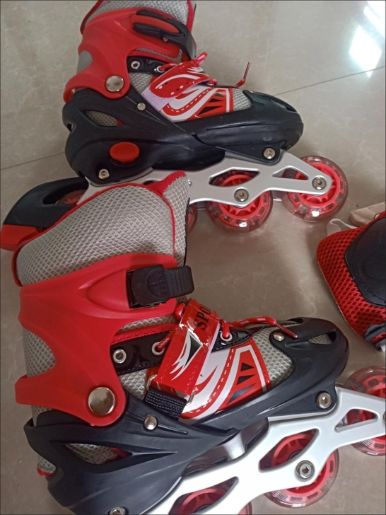 店铺倒闭处理儿童溜冰鞋大小可调3-5-7-...