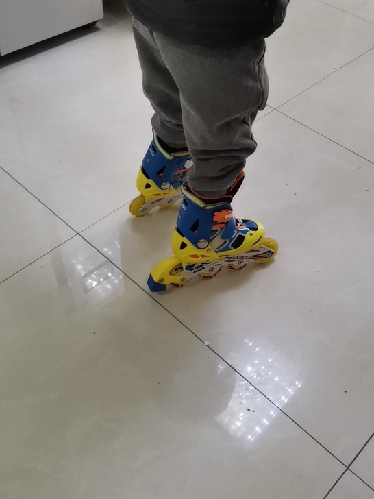 出一双美洲狮儿童轮滑鞋