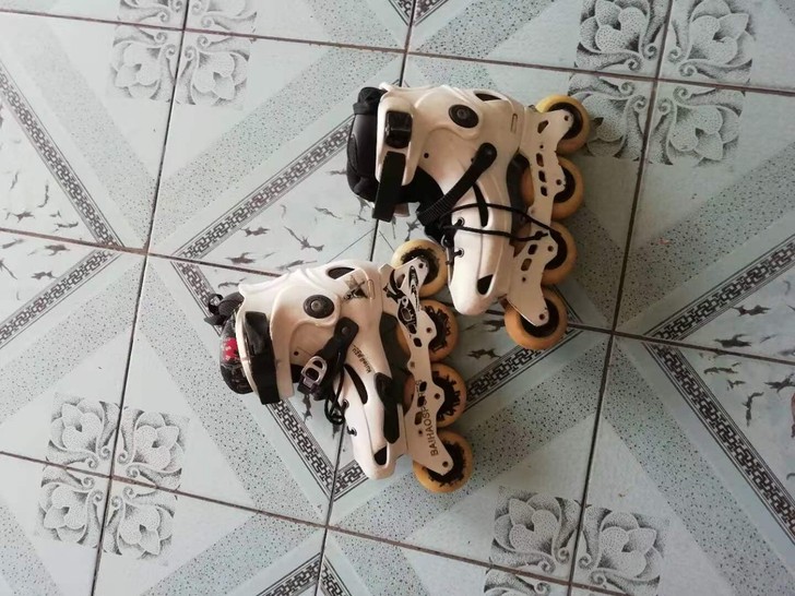 轮滑鞋，质量非常好，底下的托架是铁的，孩子...