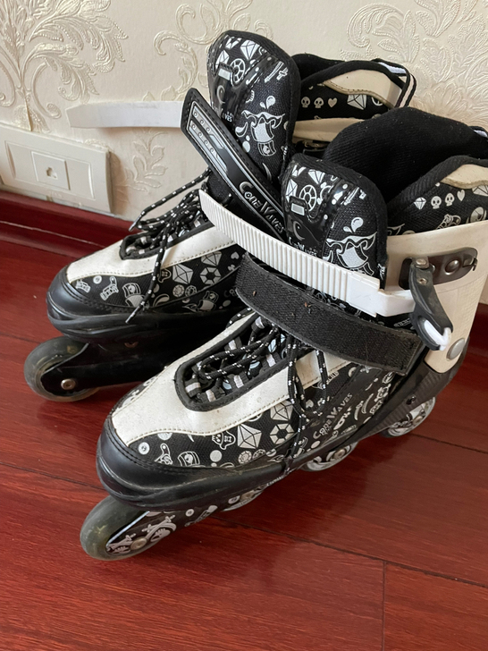 旱冰鞋！40-41码！带灯！质量很好，9成...