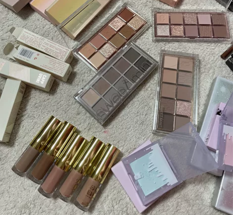 品牌方寄的化妆品眼影盘液体眼影腮红眼线笔等...