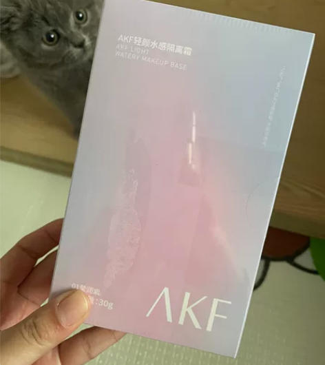 akf轻颜水感隔离，屯多了出一个带一美妆蛋...