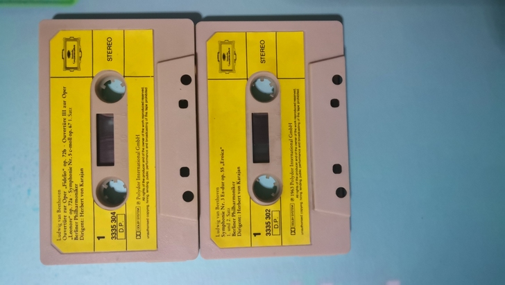 两本古典音乐磁带 无抹音 没有封皮 带体还...