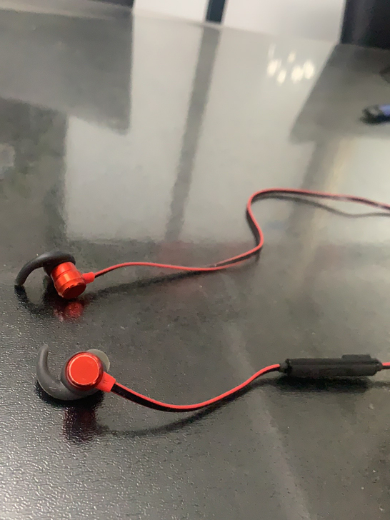 JBL运动耳机,朋友送的不知道多少钱,跑步...