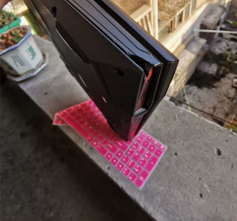 机械革命 笔记本，配置在图片区，左前角有磕...