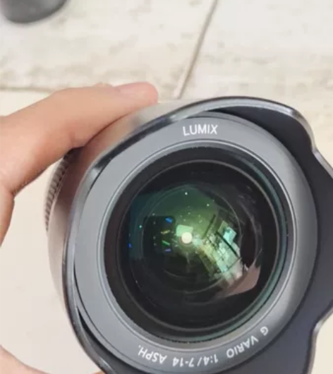 松下7－14镜头，前镜面上有七八处小擦痕。...