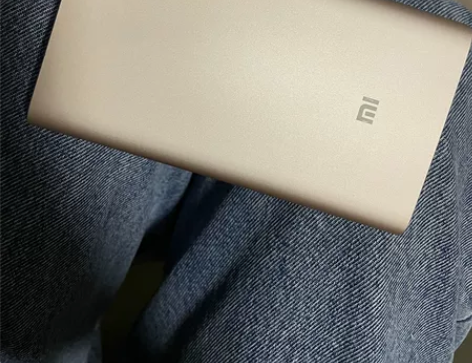 小米充电宝 10000毫安 边有点翘了,充...