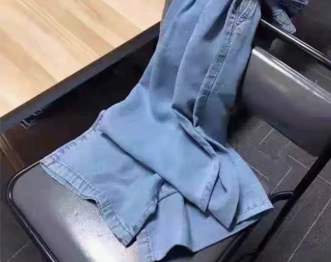 阔腿裤，高腰宽松，修饰腿型。洗过因衣服回来...