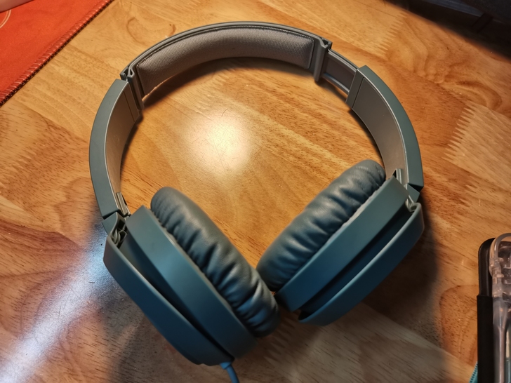 飞利浦有线耳机，去年十月买的，要打游戏所以...