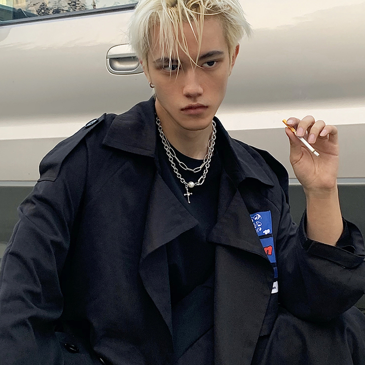 男士风衣，买来大小不合适，只在家里试过一次...