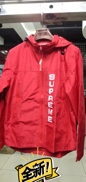 全新潮牌滑板系春秋款风衣,下摆有弧度,上身...