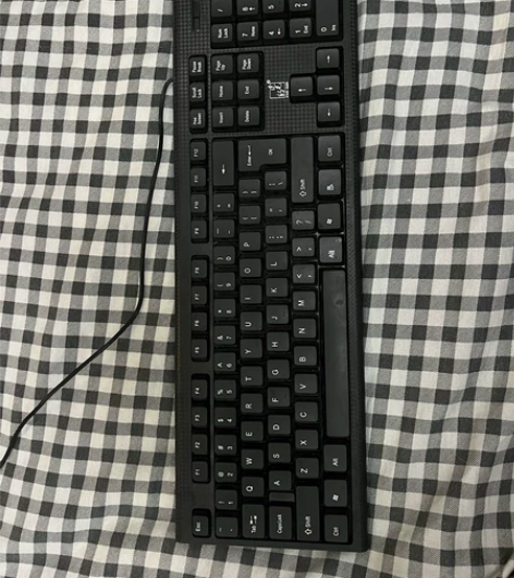 电脑键盘，有一点磕碰图四照片 感兴趣的话点...