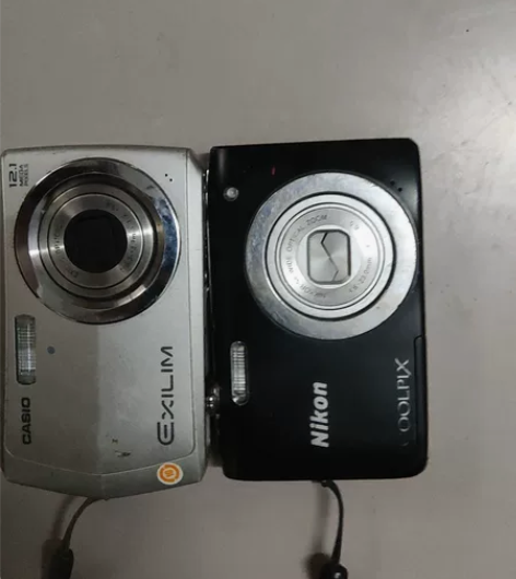 两台小数码打包出(一个卡西欧有故障，电池盖...