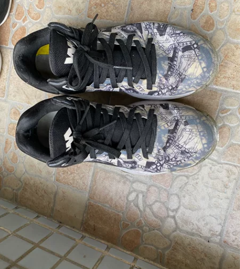 李宁篮球鞋，42码，没多大磨损。 感兴趣的...