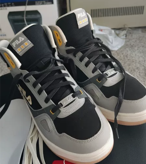 斐乐正品高帮鞋 绝对正品，小瑕疵，介意不要...