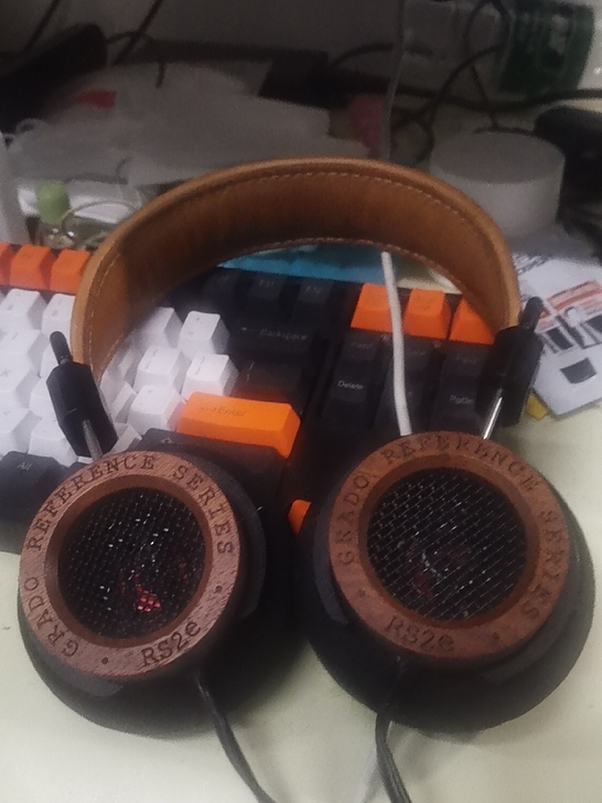 歌德rs2e，只有耳机和包，无箱说。网面轻...