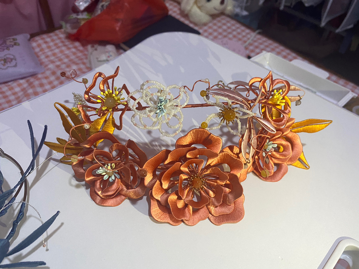 缠花发冠，有意私聊私。