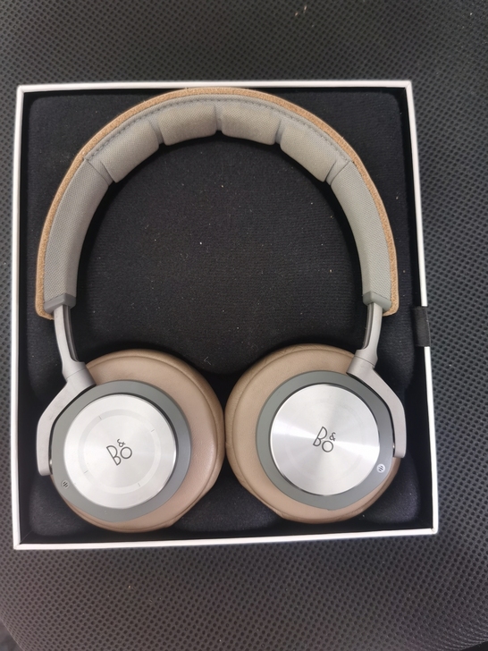 BO H9,有只耳套有一点破损,别的没有问题