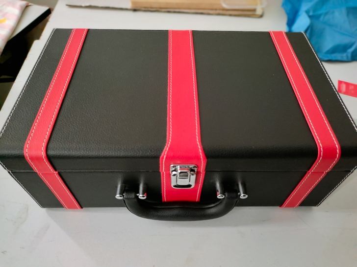 高级红酒皮盒，内含二个杯子，开瓶器，温度计...