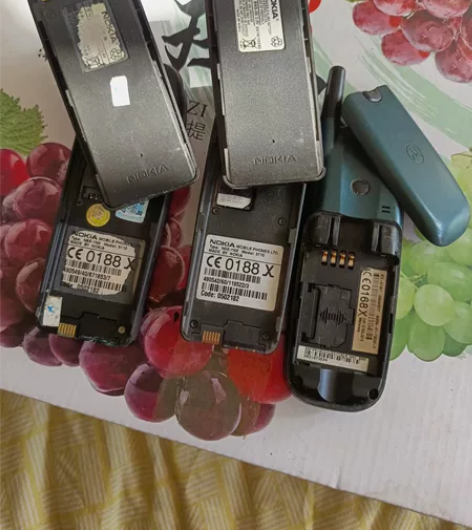 低价出售，三个古董机80打包，两个诺基亚5...