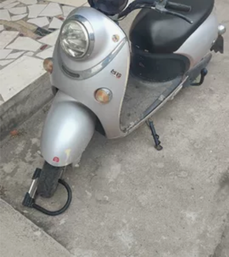 台铃电动车,右边手捏刹车需要维修下,下保险...