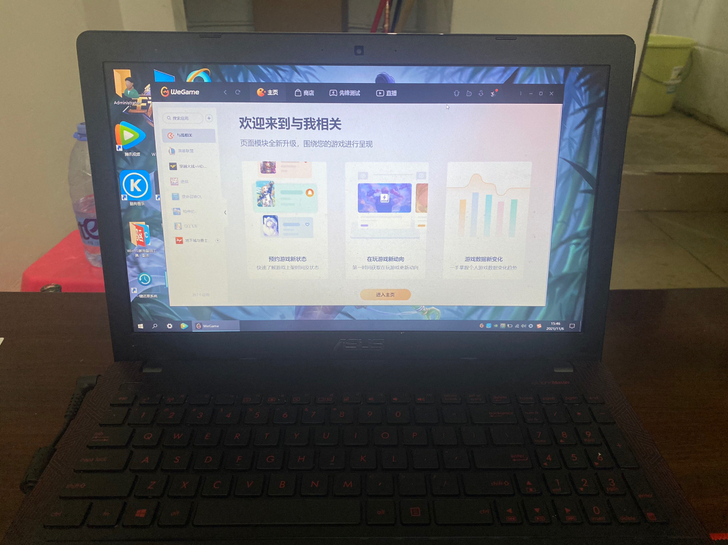 华硕飞行堡垒  有鼠标 键盘 耳机一起。