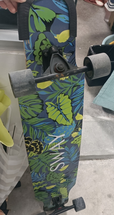 九成新 就是脏了没擦 要的话我可以给你擦干...