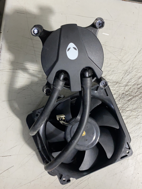 外星人原装水冷 拆机拆下来的 螺丝有个腐蚀...