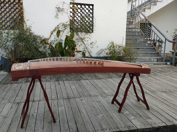 敦煌牌古筝一台，声音很好，时间久了，琴弦要...