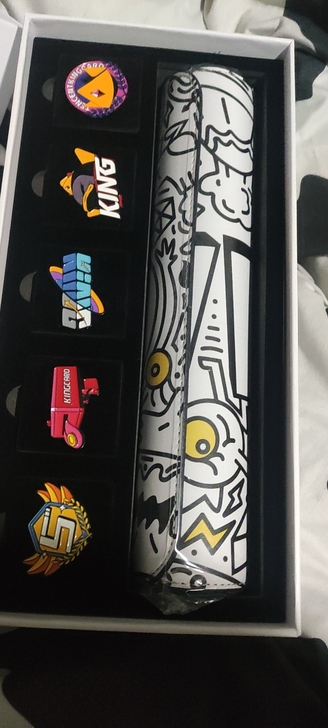 王卡周边礼盒 徽章 鼠标垫