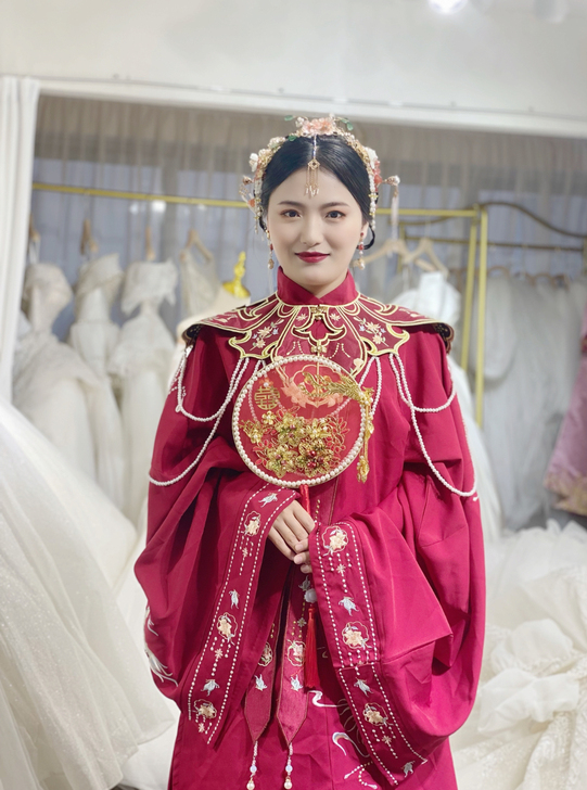 花嫁明制汉服,很好看哦,选了好久终于选中这...