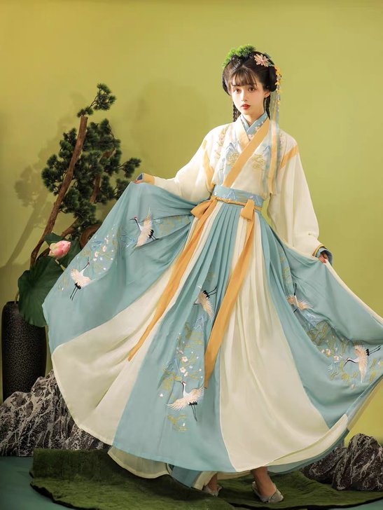 现处理一批换装馆的汉服，九成新，150起，...