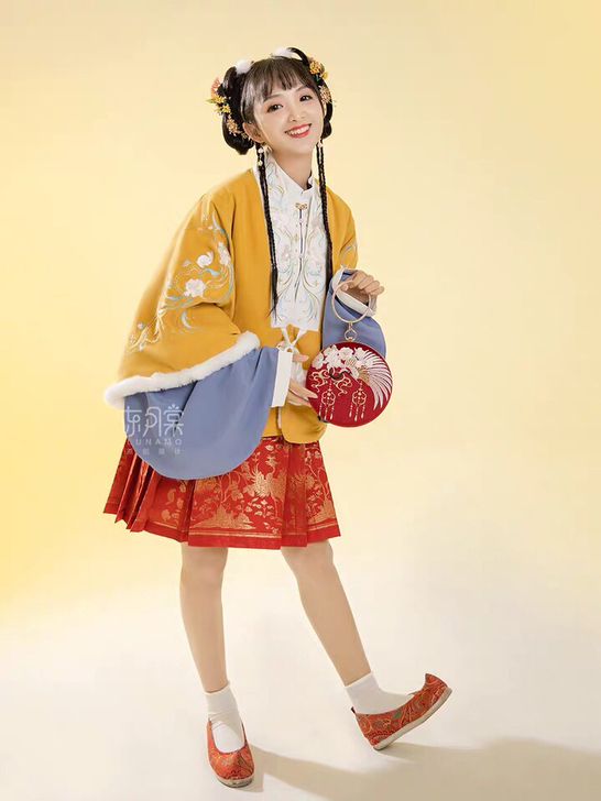 东月棠 流云兔冬装汉服正品原创袄子黄色