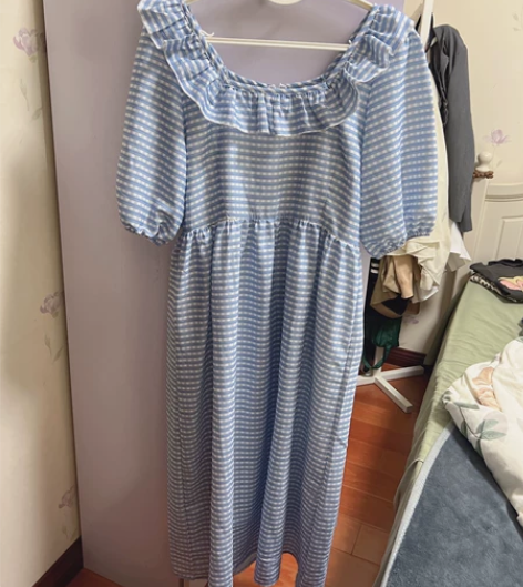 荷叶边格子连衣裙 感兴趣的话点“我想要”和...