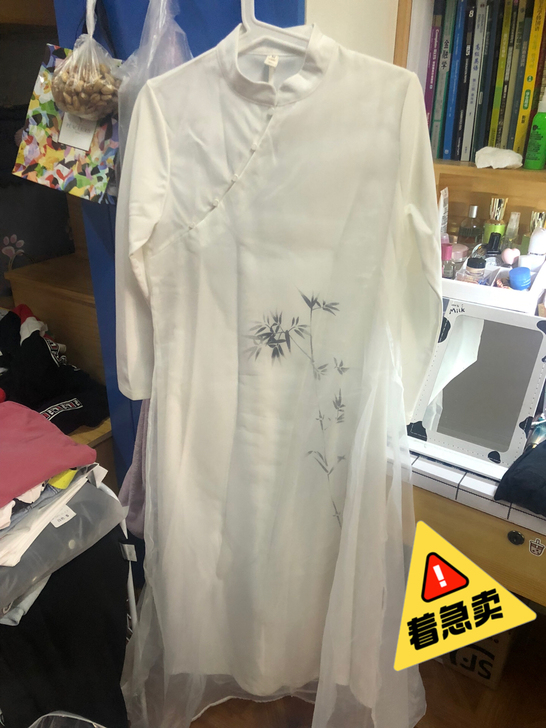 在学校茶社买的 穿过一次 因为特殊情况退社...