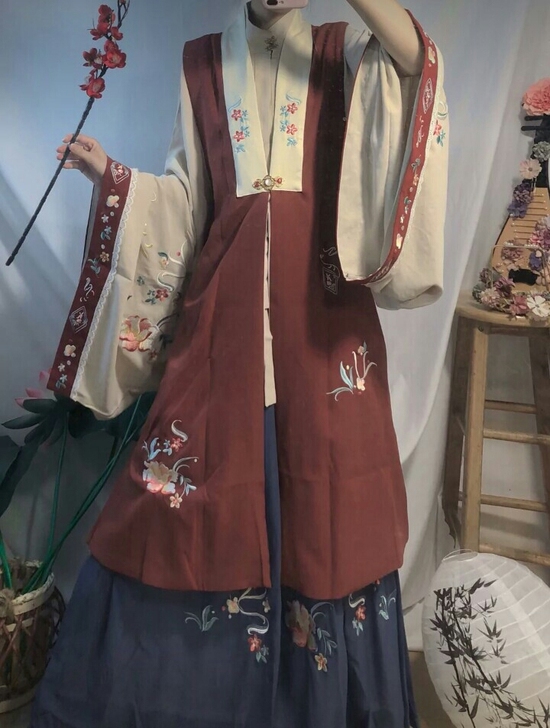 汉氧汉服家的秋荧，比甲是全新，其他穿一洗一...