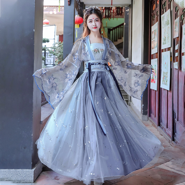 麦欧珀 民族装舞台装，就表演穿了一次